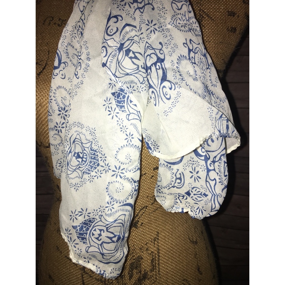 🧣White Scarf - Picture 2 of 3